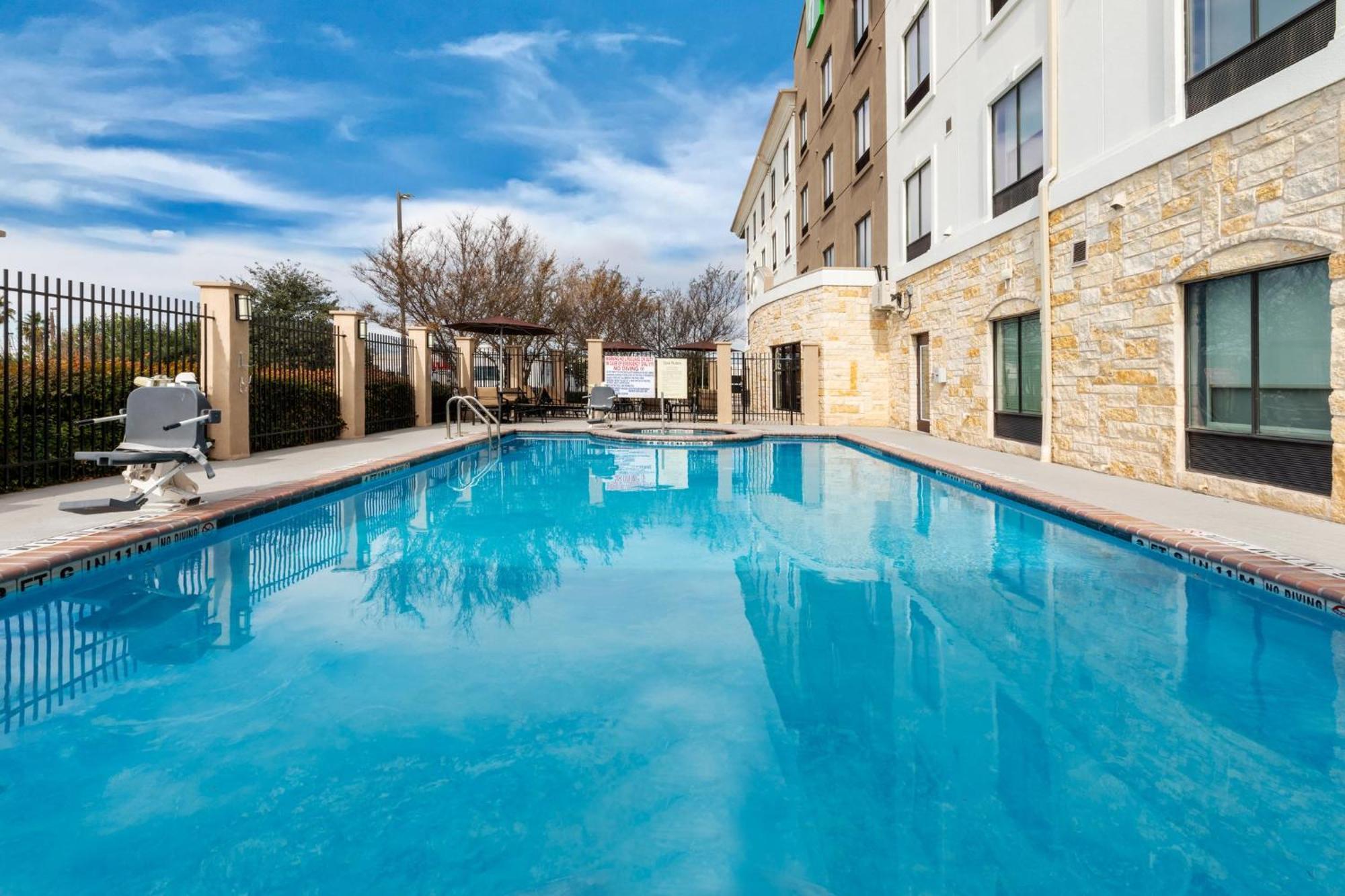 Holiday Inn Express & Suites Del Rio By Ihg Екстер'єр фото